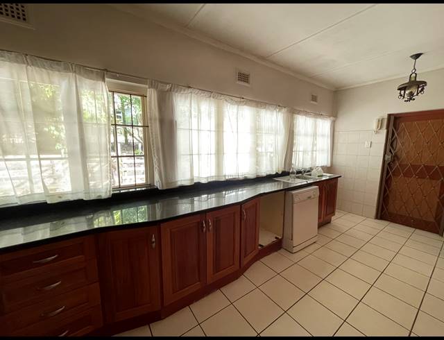 5 BEDROOM HOUSE FOR SALE IN COWIES HILL